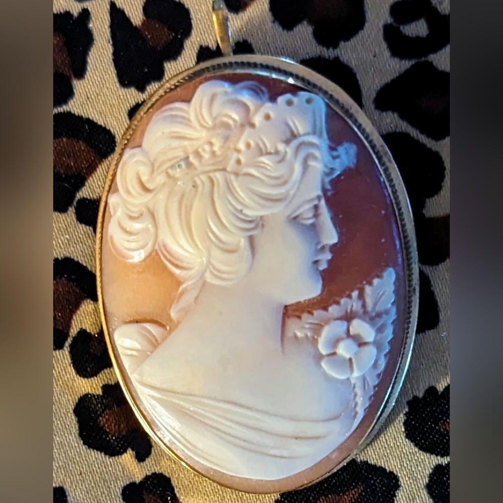 Vintage Cameo 18K Gold (stamped 750 ) Brooch or Pendant Offers welcome